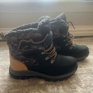 Kids winter boots size 4